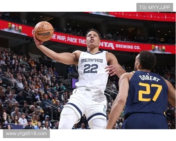 戈贝尔表现惊艳超高效两双数据14分12板1助2帽助球队获胜