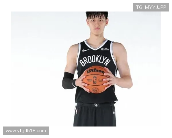 NBA中国赛半场战报托马斯表现出色曾凡博短暂登场贡献防守篮网领先太阳